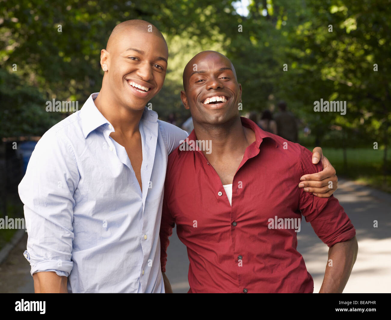 Afrikanische Männer umarmten und lächelnd Stockfoto