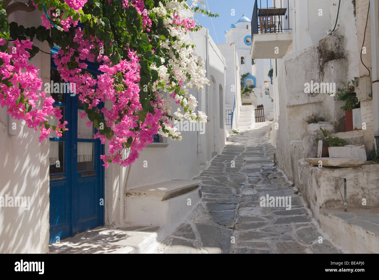 Weiß getünchten Straßen in den griechischen Dorf Lefkes Stockfoto