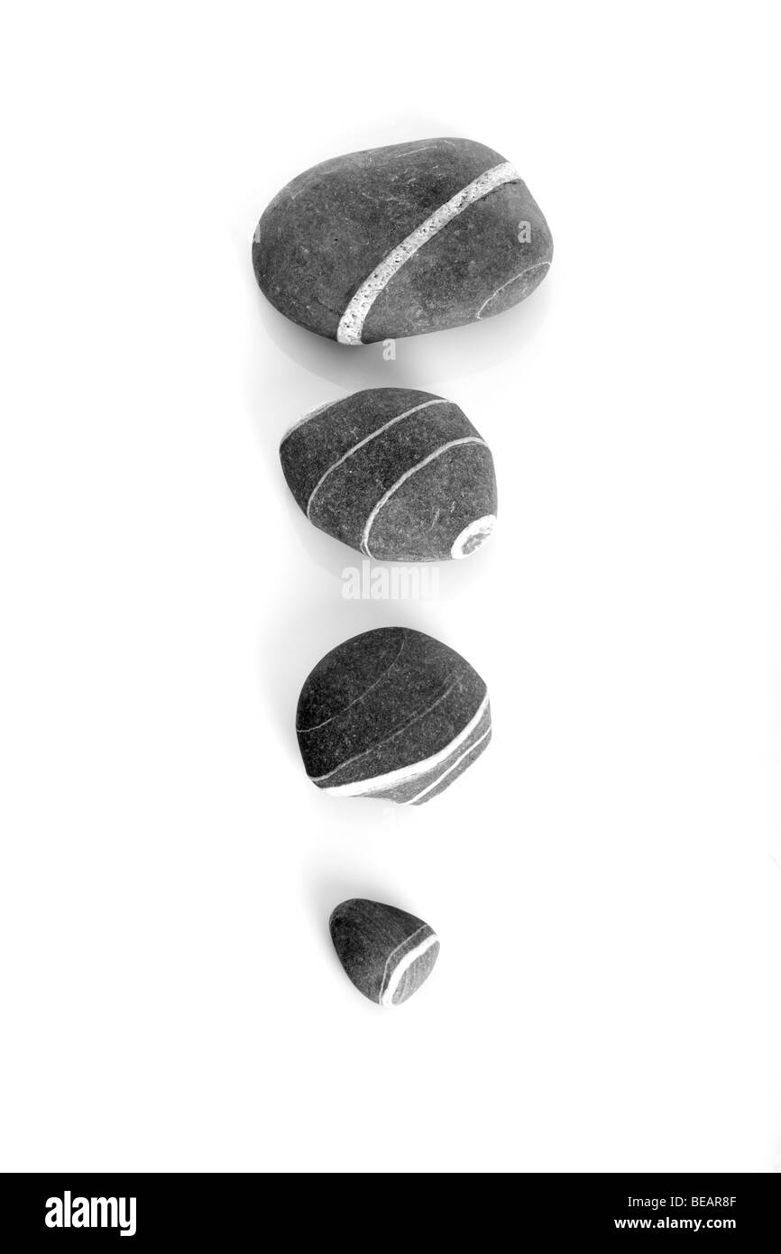 Vier Steinen mit deferens Größen auf einem weißen Hintergrund isoliert Stockfoto