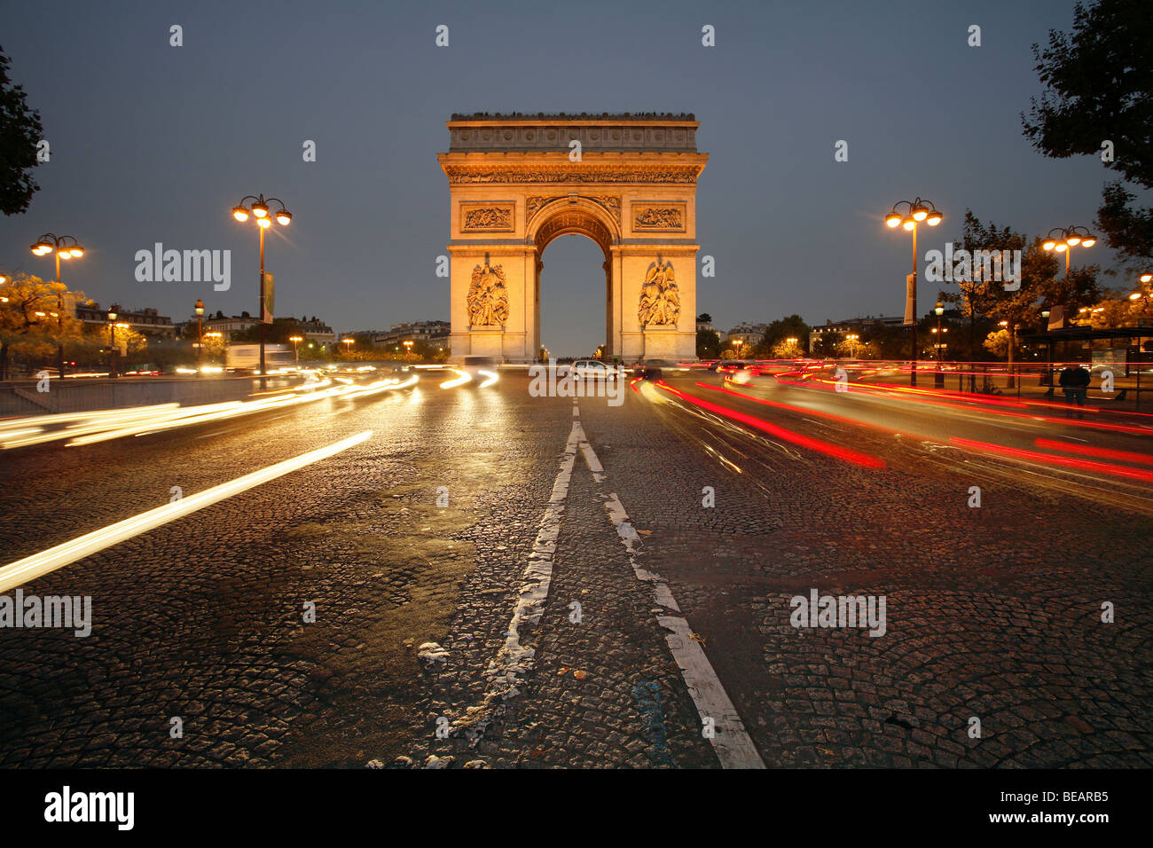 Der Arc de Triomphe am Abend, Paris, Frankreich Stockfoto