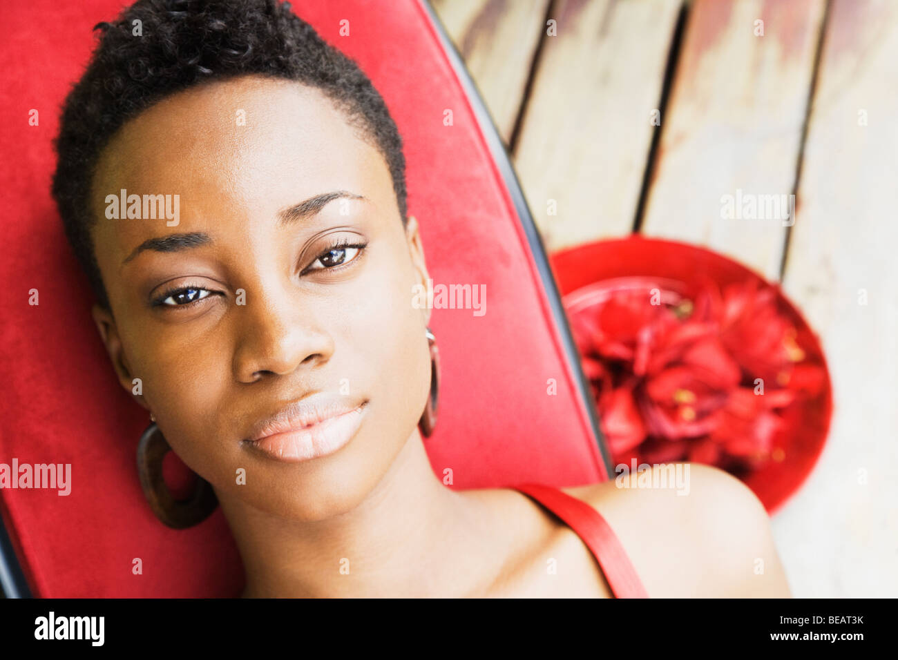 Afrikanerin auf Liegestuhl Stockfoto