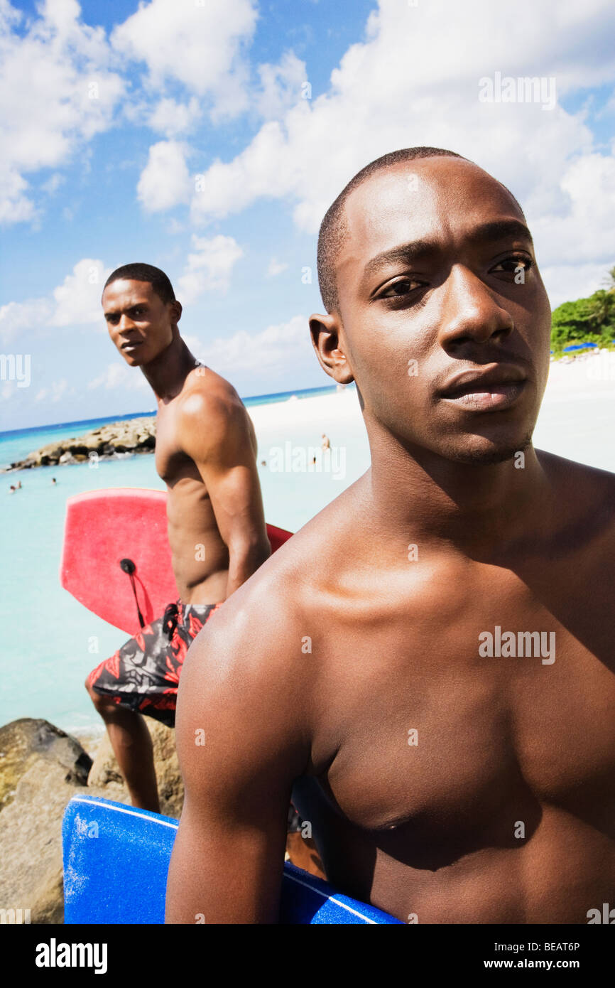 Afrikanische Männer Body-Boards am Strand Stockfoto
