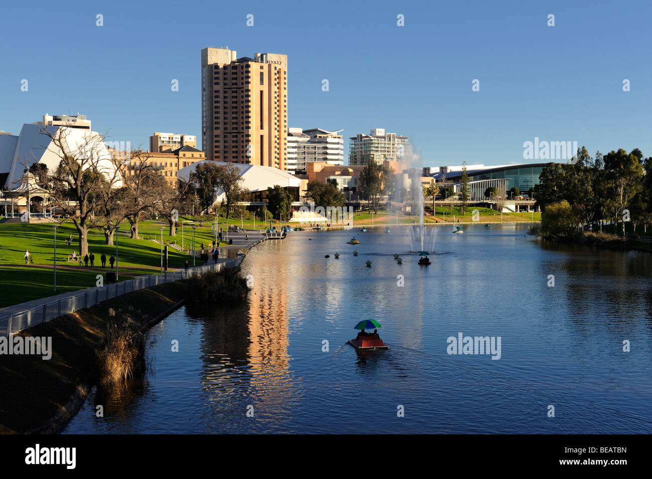 Ein Blick auf den River Torrens in Adelaide, South Australia. Der Fluss wurde hier zu einem See verbreitert. Stockfoto