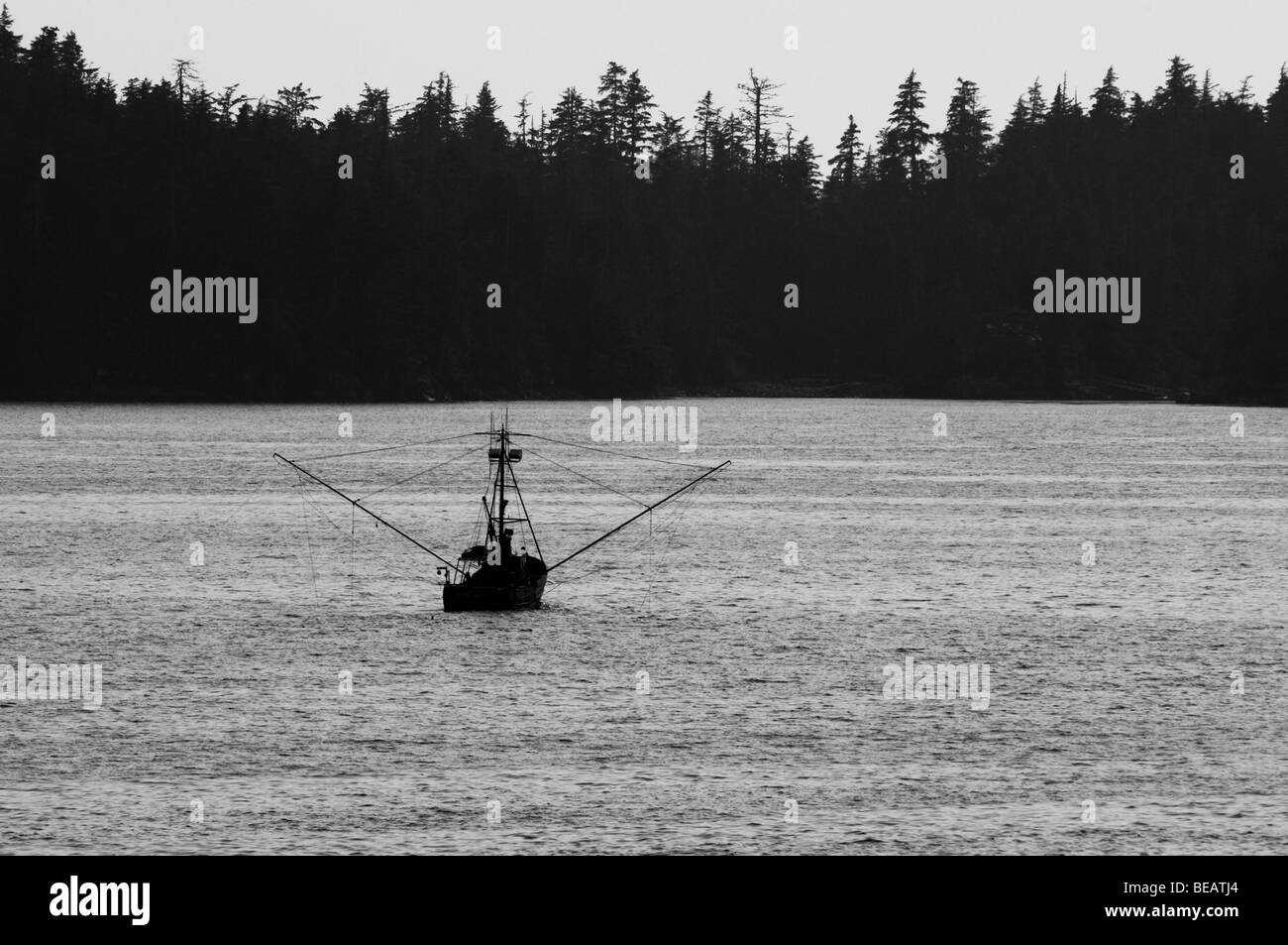 "Alaskan Fischtrawler arbeitet die frühen Abendstunden. (B / W) " Stockfoto