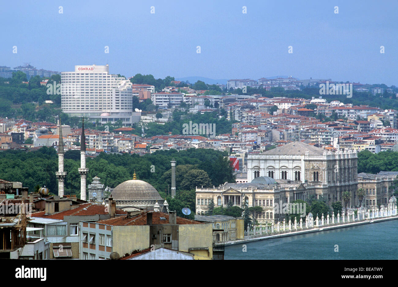 Blick auf Istanbul mit Dolmabahci Palast und Conrad Hotel Stockfoto