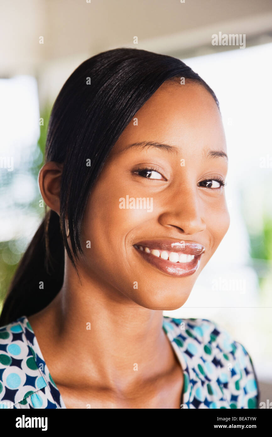 Nahaufnahme von Afrikanerin lächelnd Stockfoto