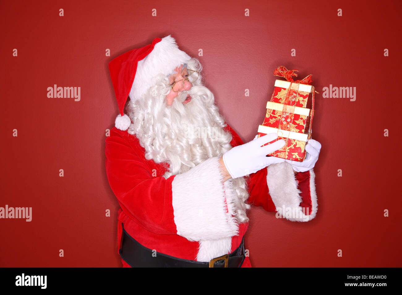 Santa halten vorhanden Stockfoto