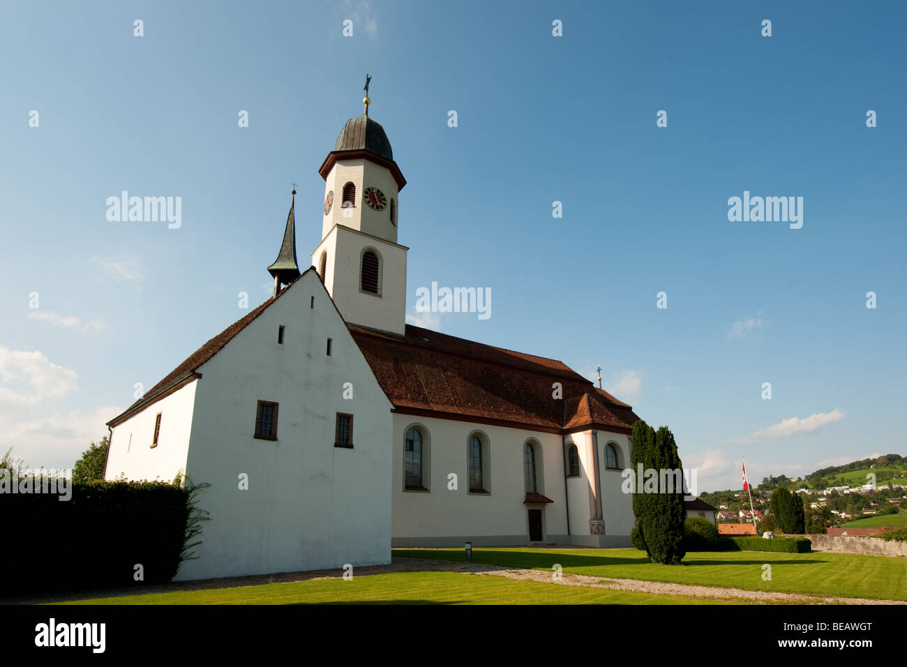 Weiße Kirche des Dorfes Frick in der Schweiz Stockfoto