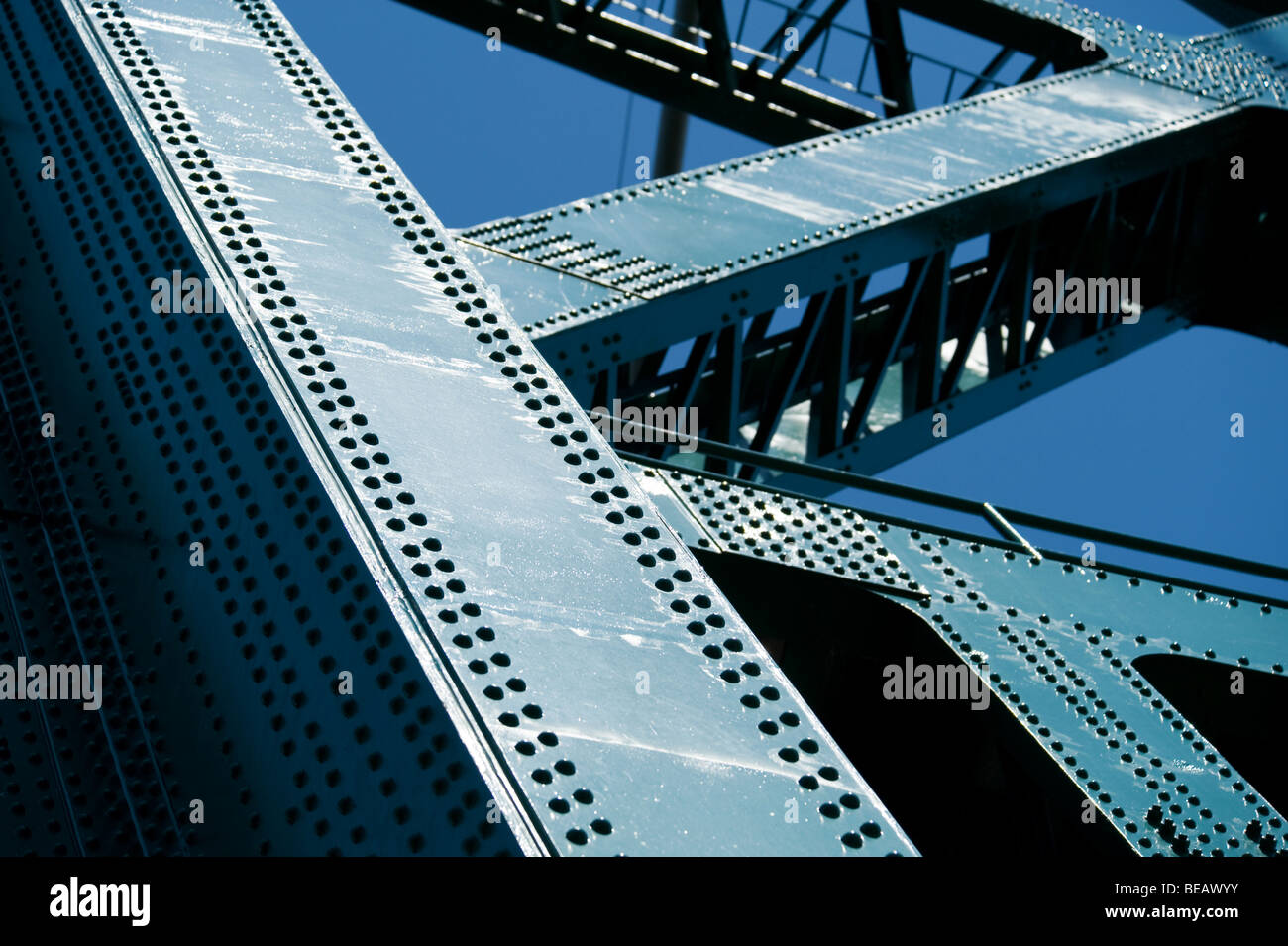 Support für genietete Bridge in grün Stockfoto