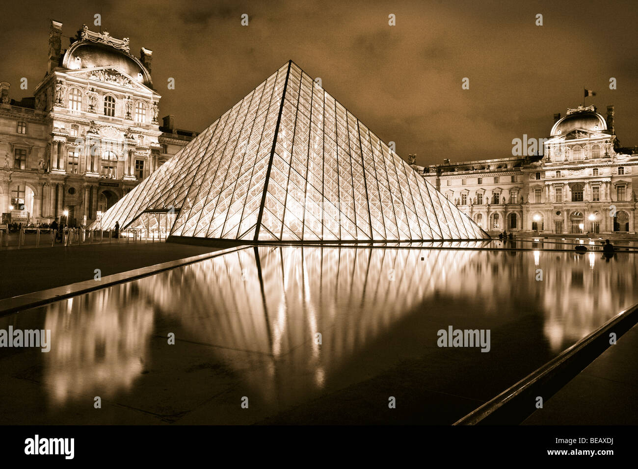 Das Louvre Museum in Paris durch Nacht Schwarz und weiß Stockfoto