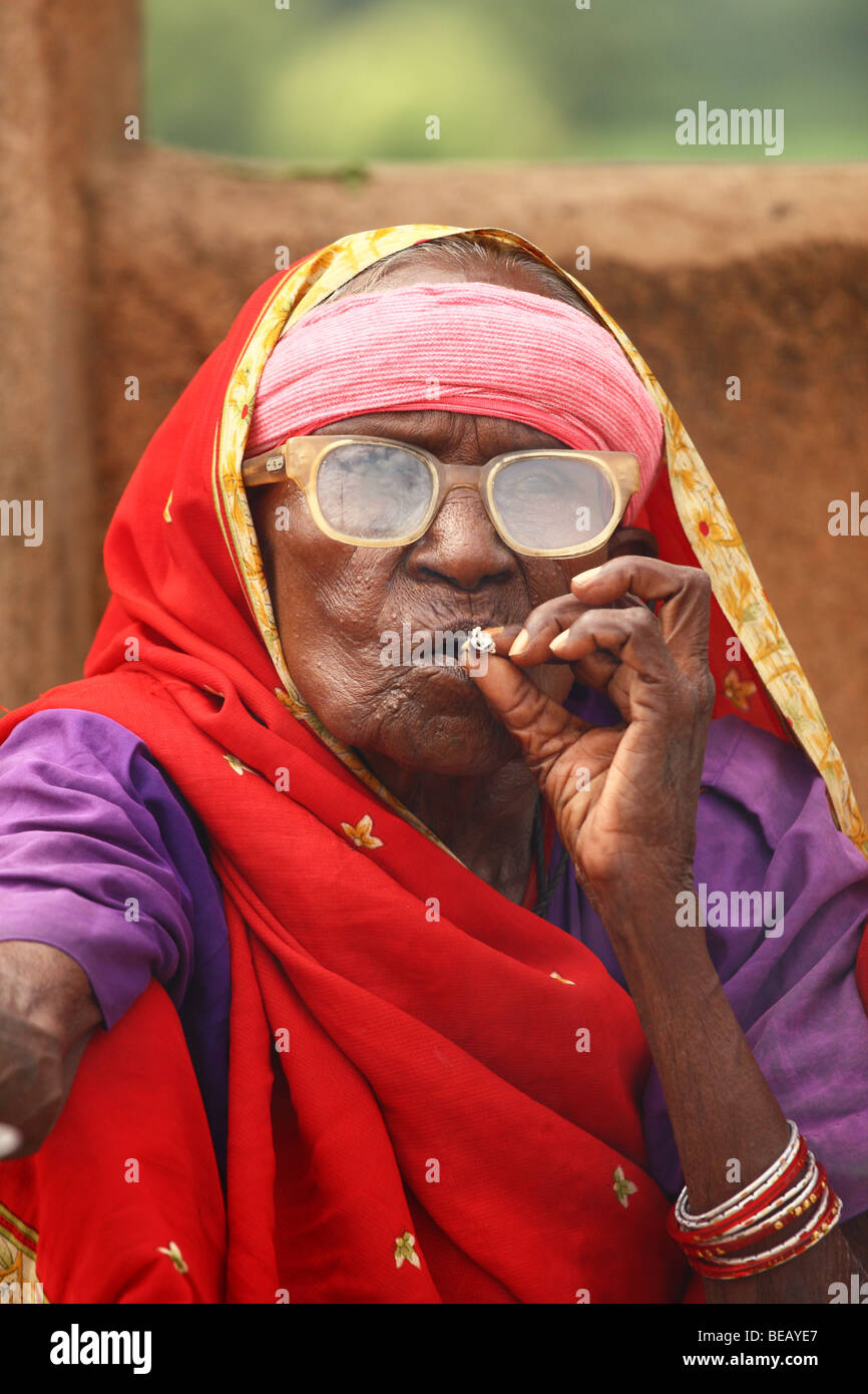 alte indische Frau Rauch Stockfoto