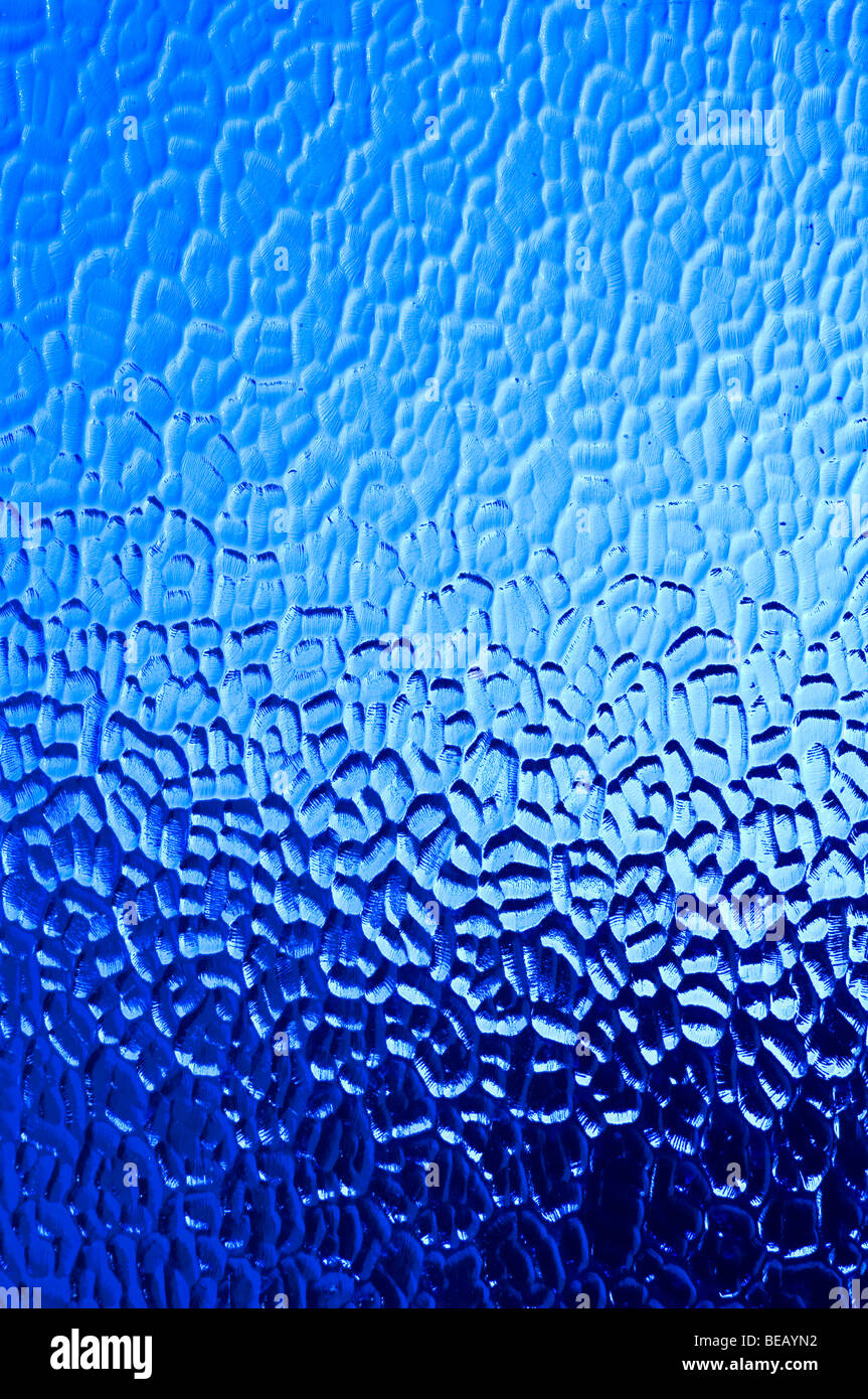 Schattierungen von blau, strukturiertem Glas. Stockfoto