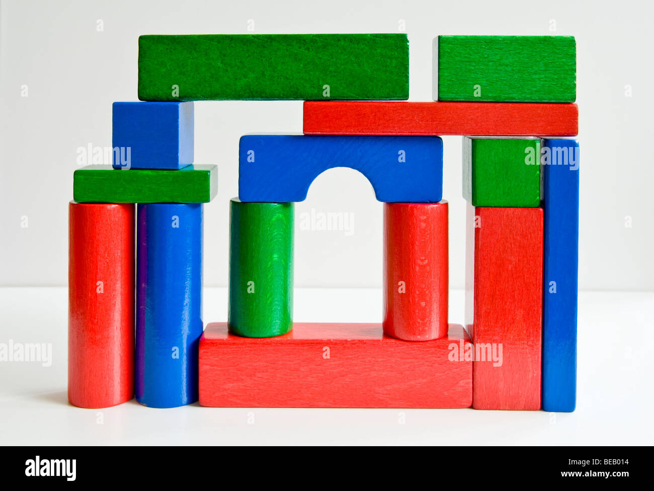 Eine Sammlung von bunten Bausteine als eine zufällige Struktur angeordnet. Stockfoto