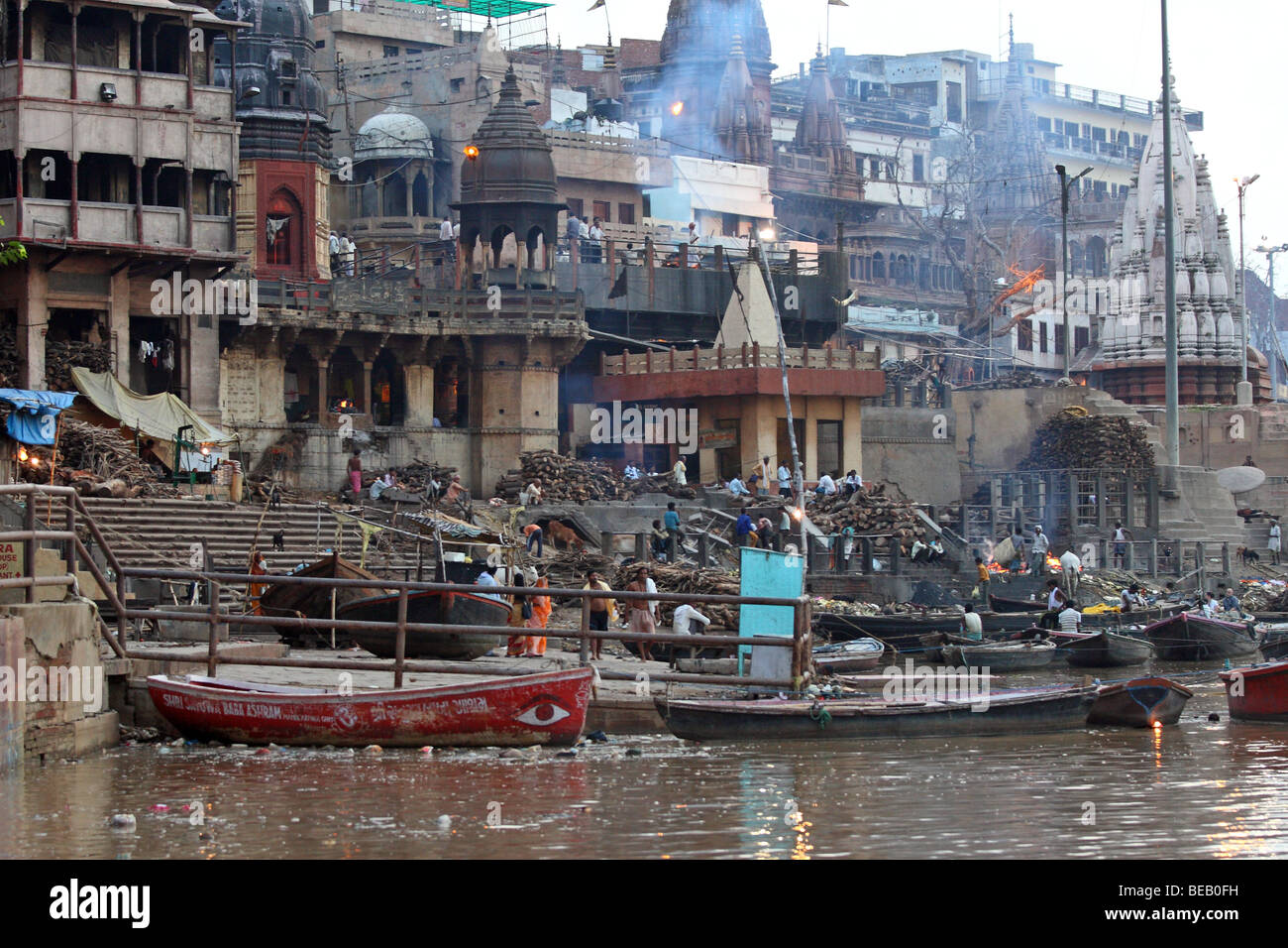 Ghats in Varanasi nahe Fluss Ganges Indien brennen Stockfoto
