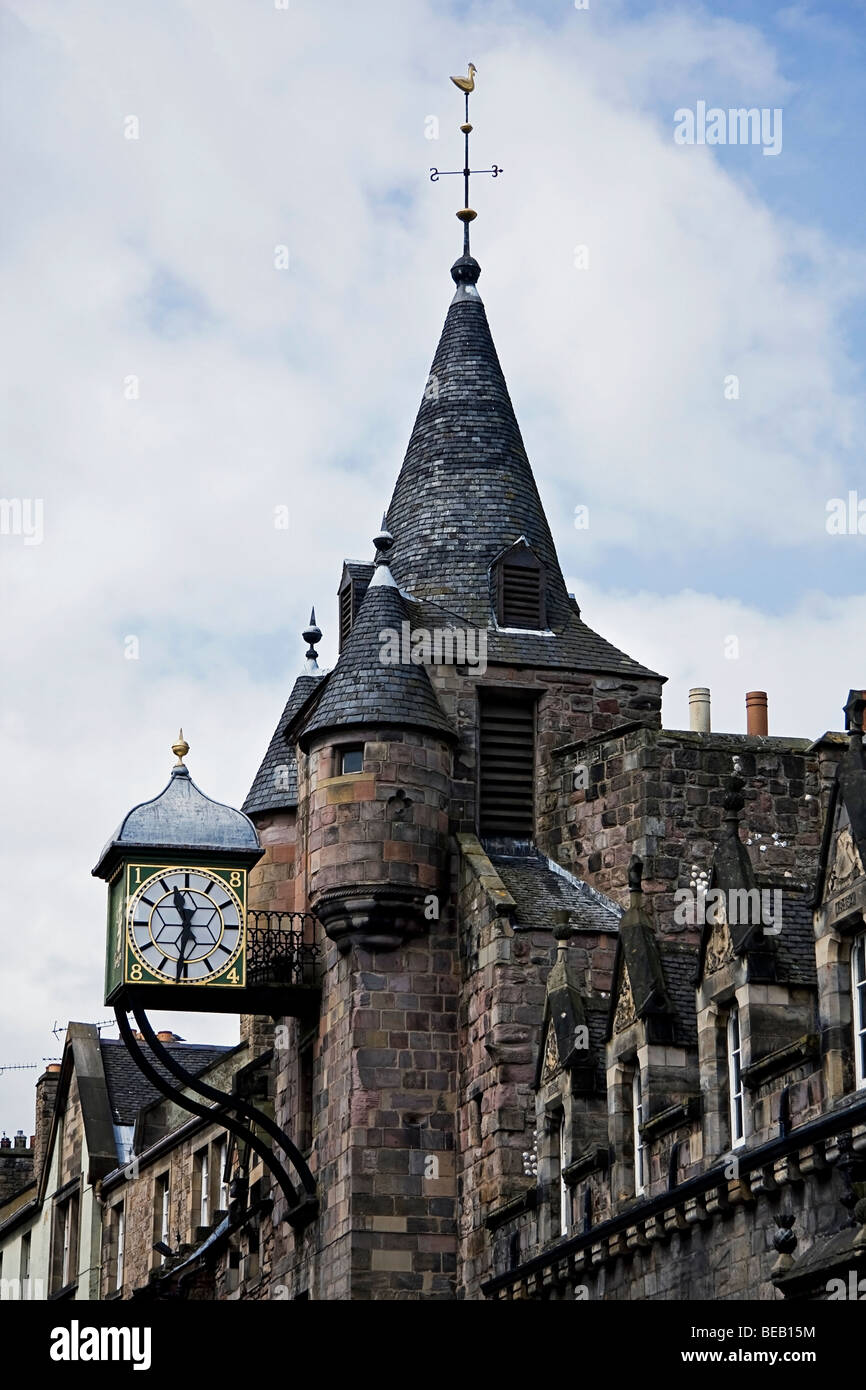 Portraitfoto von Tolbooth Taverne, Canongate, Edinburgh. Das Ziffernblatt und Turm sind deutlich sichtbar. Stockfoto