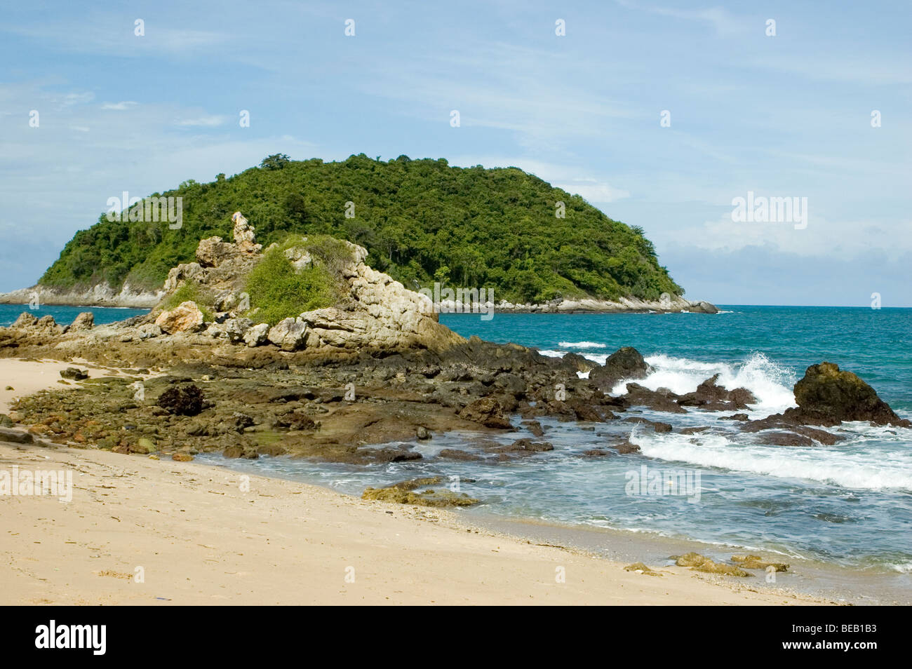 Thailand, Phuket Island, Point Cape Pramthep, Andaman Seaview mit kleinen Insel Ko Kaeo Yai und Ufer in der Nähe von Rawai, NaiHarn. Stockfoto