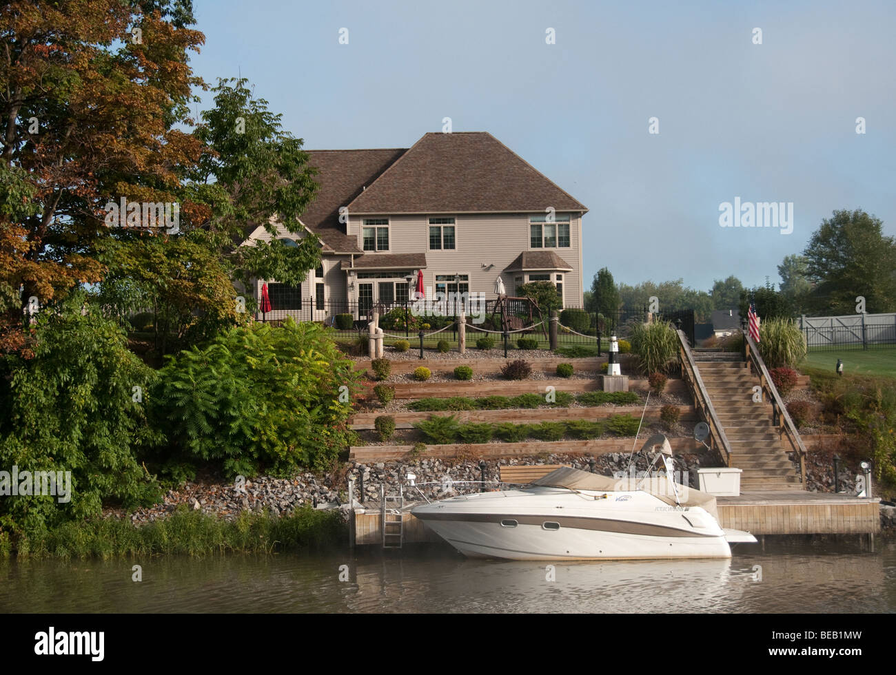 Sommerhaus mit Bootsanleger auf den Erie-Kanal, New York USA. Stockfoto