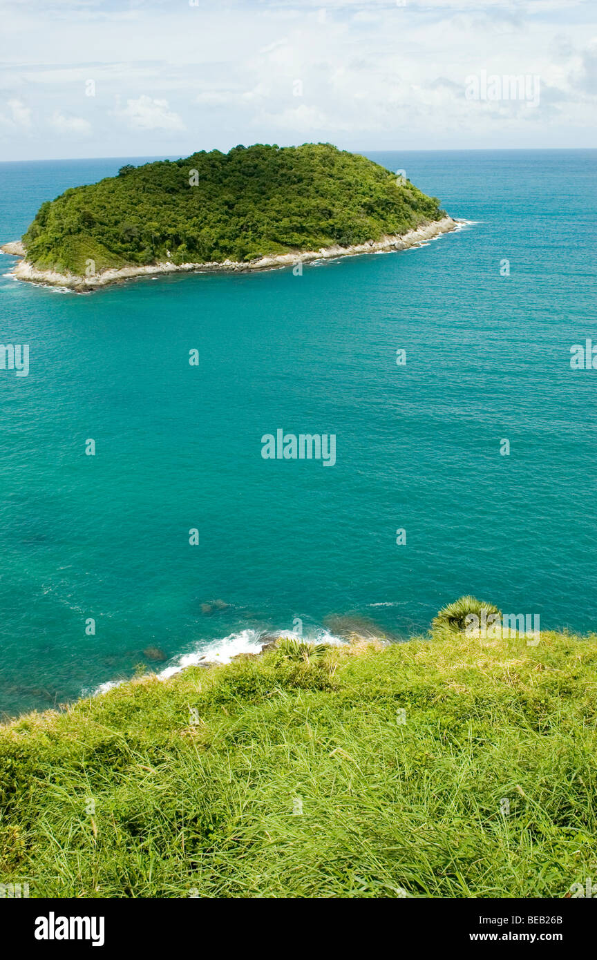Thailand, Phuket Island, Point Cape Pramthep, Andaman Seaview mit kleinen Insel Ko Kaeo Yai und Ufer in der Nähe von Rawai, NaiHarn. Stockfoto