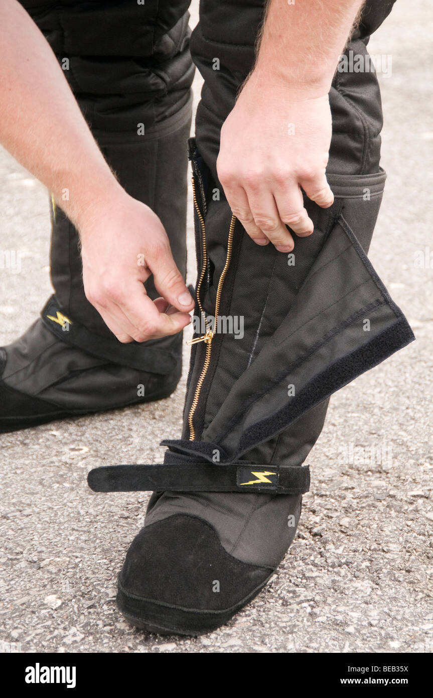 feuerfeste Stiefel getragen durch eine Gegenkraft-Rennläufer Stockfoto