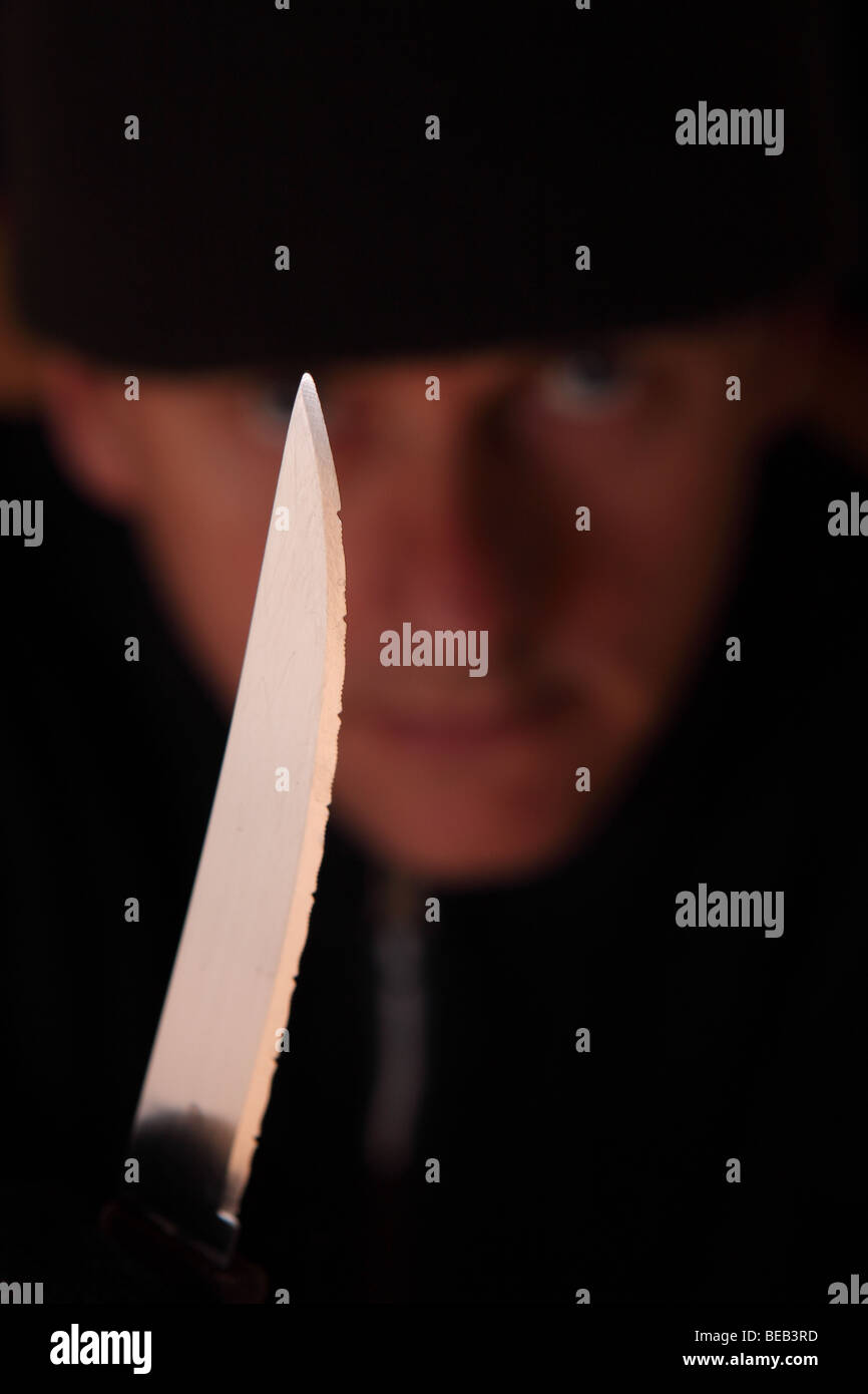 Kriminalität Räuber kriminellen Straßenräuber mit scharfen Messer Angriff stellte nach Modell Stockfoto