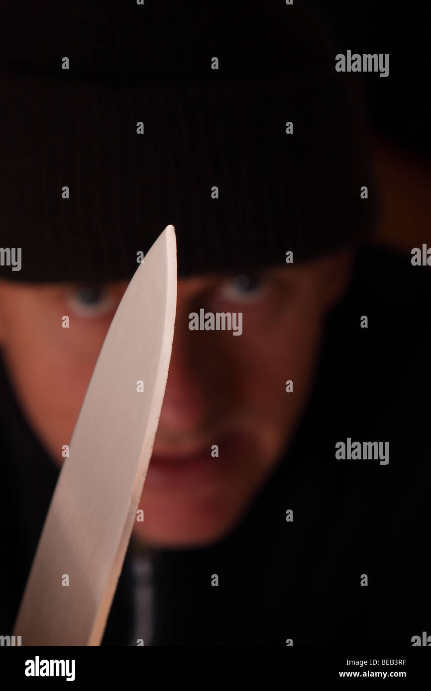 Kriminalität Räuber kriminellen Straßenräuber mit scharfen Messer Angriff stellte nach Modell Stockfoto