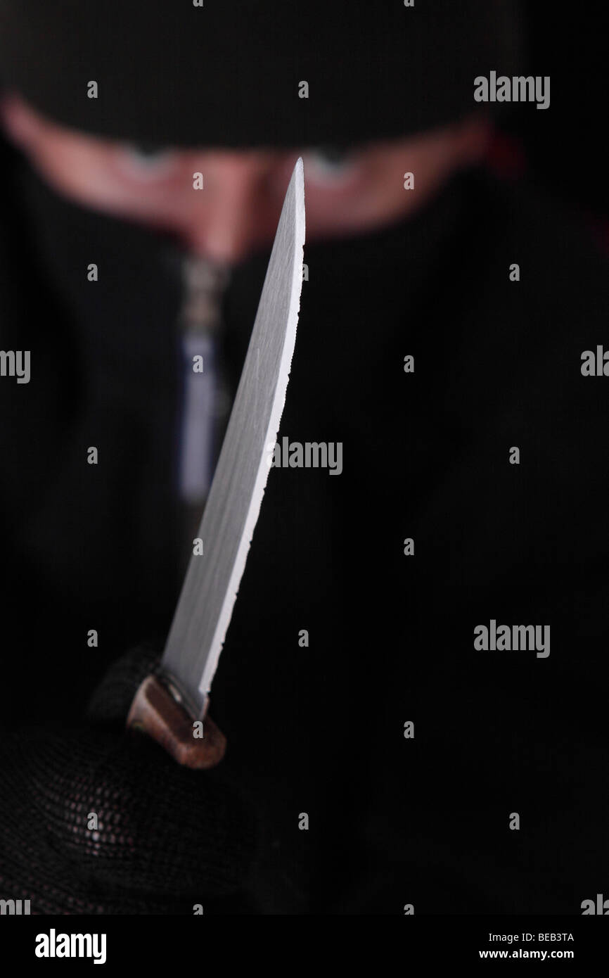 Kriminalität Räuber kriminellen Straßenräuber mit scharfen Messer Angriff stellte nach Modell Stockfoto
