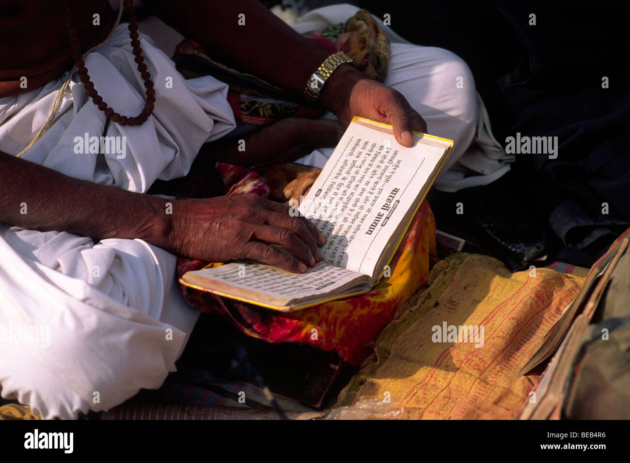 Indien, Uttarakhand, Haridwar, Mann betend, hindu-Text Stockfoto