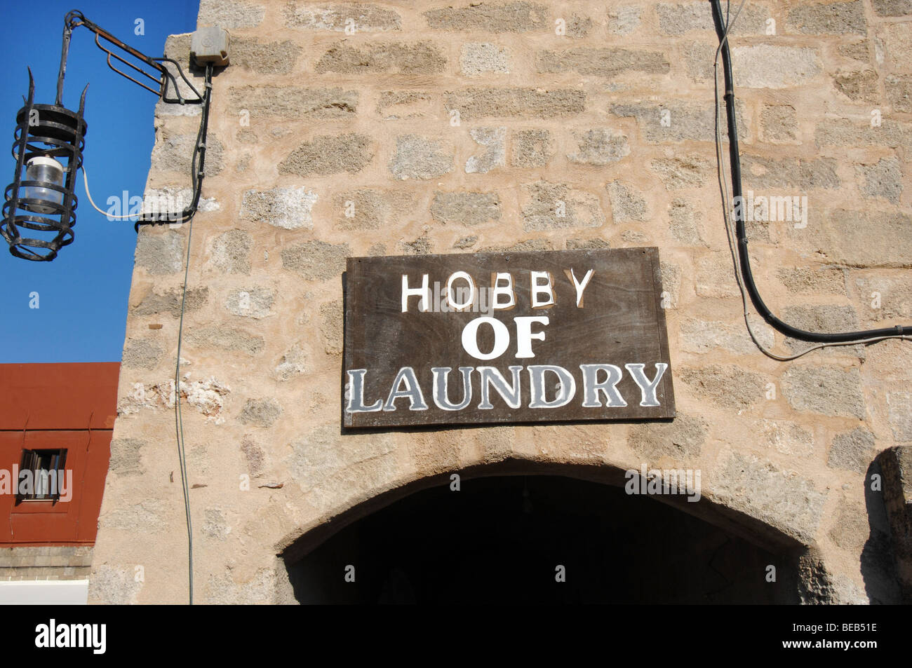 Zeichen hängen außerhalb einer Wäscherei in der alten Stadt Rhodos, Rhodos, Griechenland Stockfoto