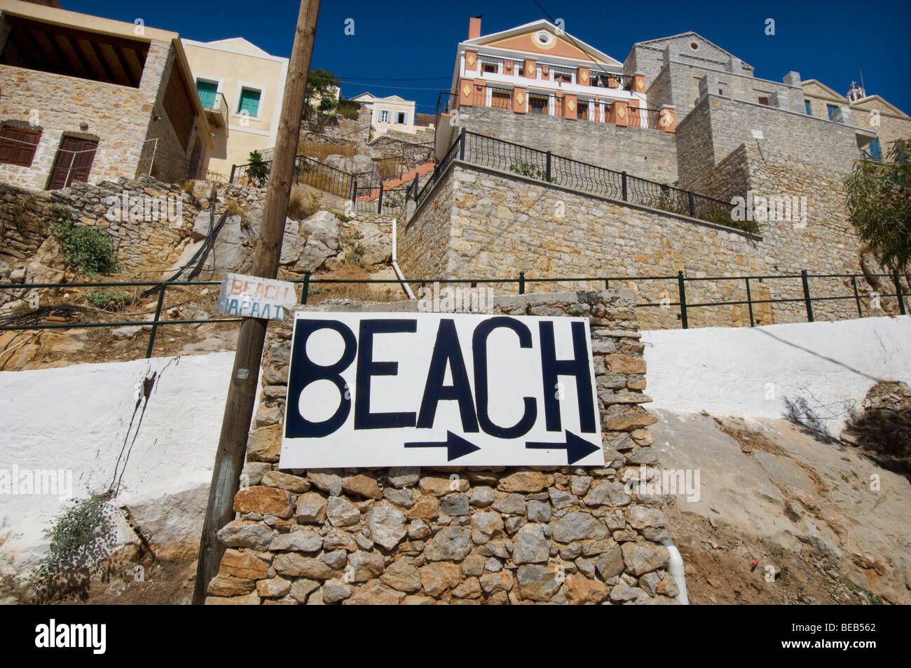 Ein großes Schild mit der Aufschrift Strand mit zwei Pfeile weisen den Weg Stockfoto