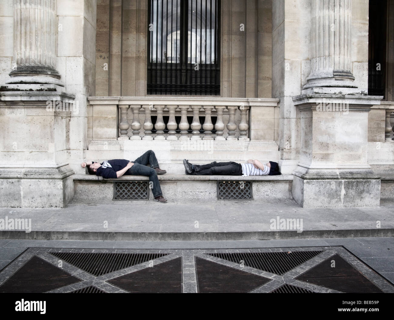 Zwei Touristen schnappen Sie sich eine Pause bei einem Besuch der Louvre in Paris Stockfoto