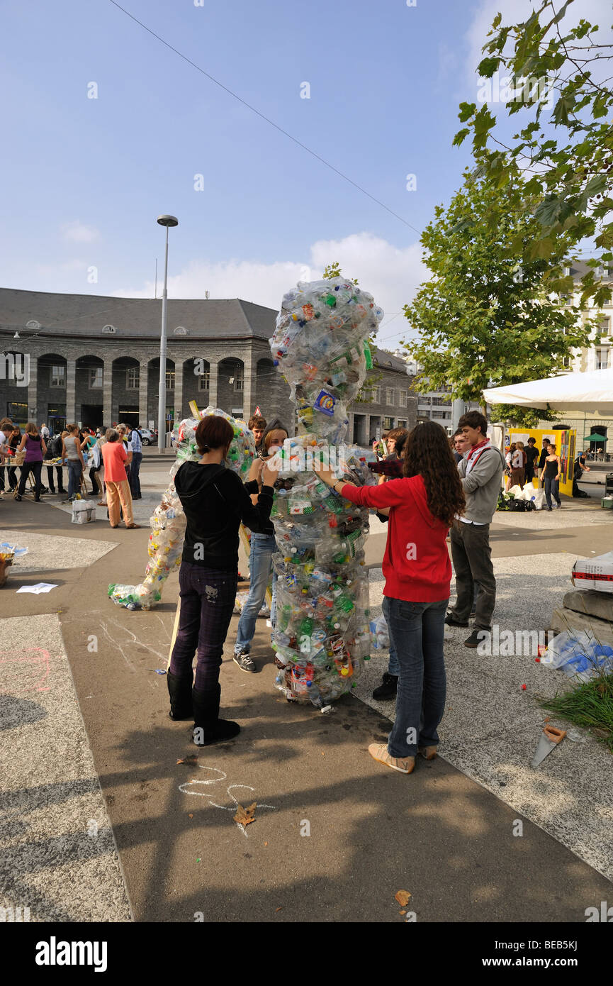 Studenten, die Schaffung von Kunst aus durchsichtigem Kunststoff Müllsäcke vor Banhof Enge in Zürich, Schweiz Stockfoto