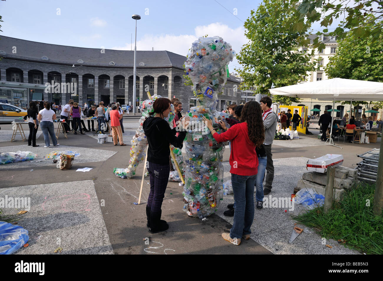 Studenten, die Schaffung von Kunst aus durchsichtigem Kunststoff Müllsäcke  vor Banhof Enge in Zürich, Schweiz Stockfotografie - Alamy