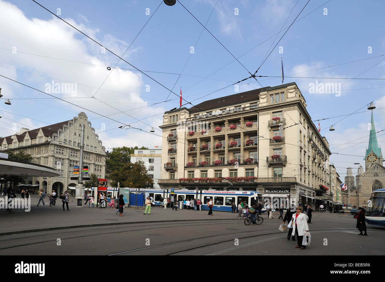 Das Hotel Savoy auf der Bahnhofstraße in Zürich, Blick vom Parade Platz. Stockfoto Das Hotel Savoy auf der Bahnhofstraße in Zürich, Blick vom Parade Platz. Stockfoto