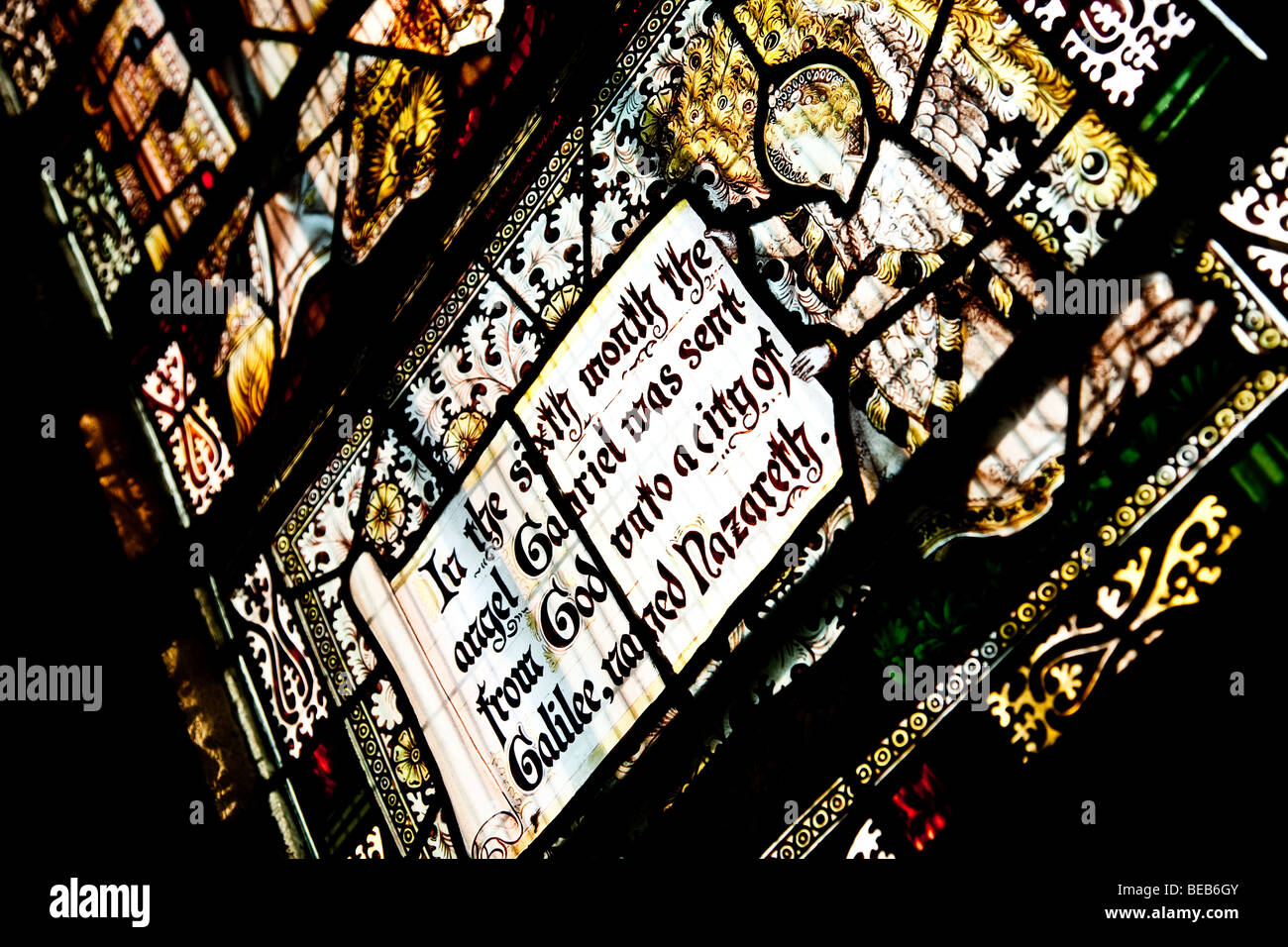 Beflecken Sie Glasfenster in eine mittelalterliche Kirche Stockfoto