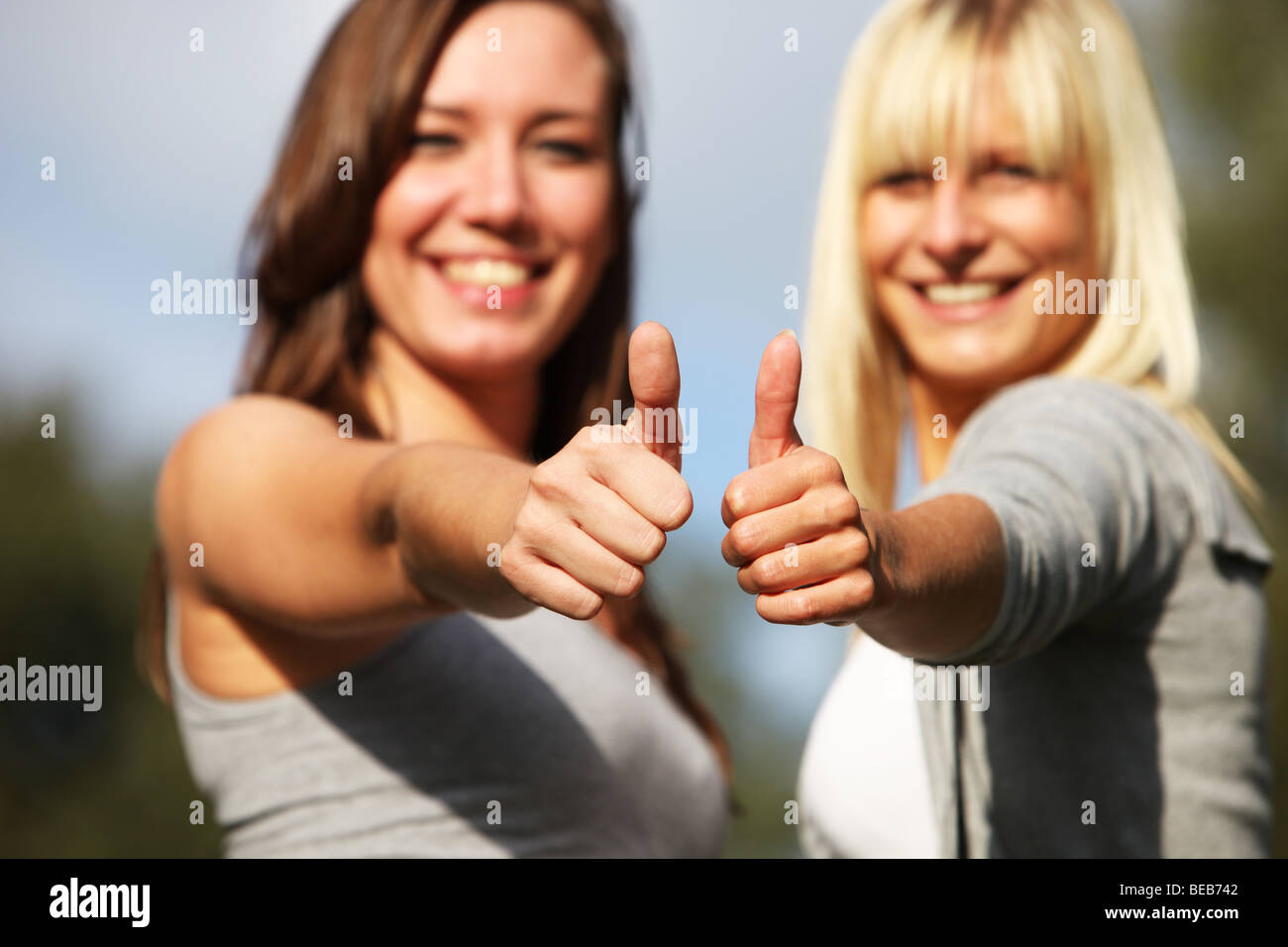 Zwei junge Frauen lachen positiv-Close up - von den Daumen Stockfoto