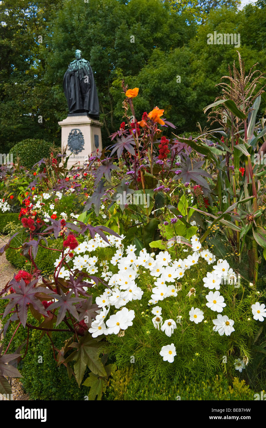 Grünanlage mit Box Hecke Pflanzen groß und Statue des Marquess of Bute im Stadtzentrum von Cardiff South Wales UK Stockfoto