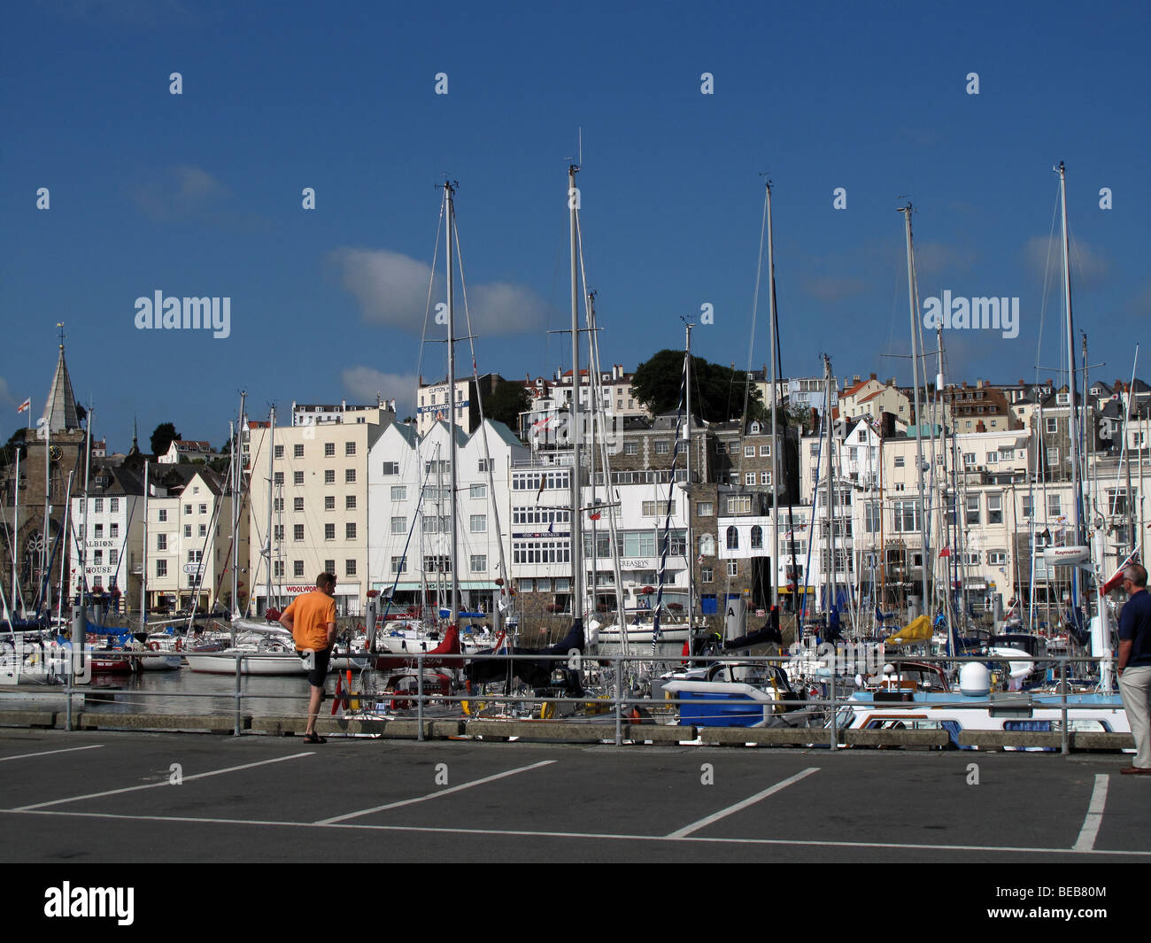 Ein Mann blickt auf den Hafen oder Hafen in St Peter Port auf Guernsey, Channel Islands Stockfoto