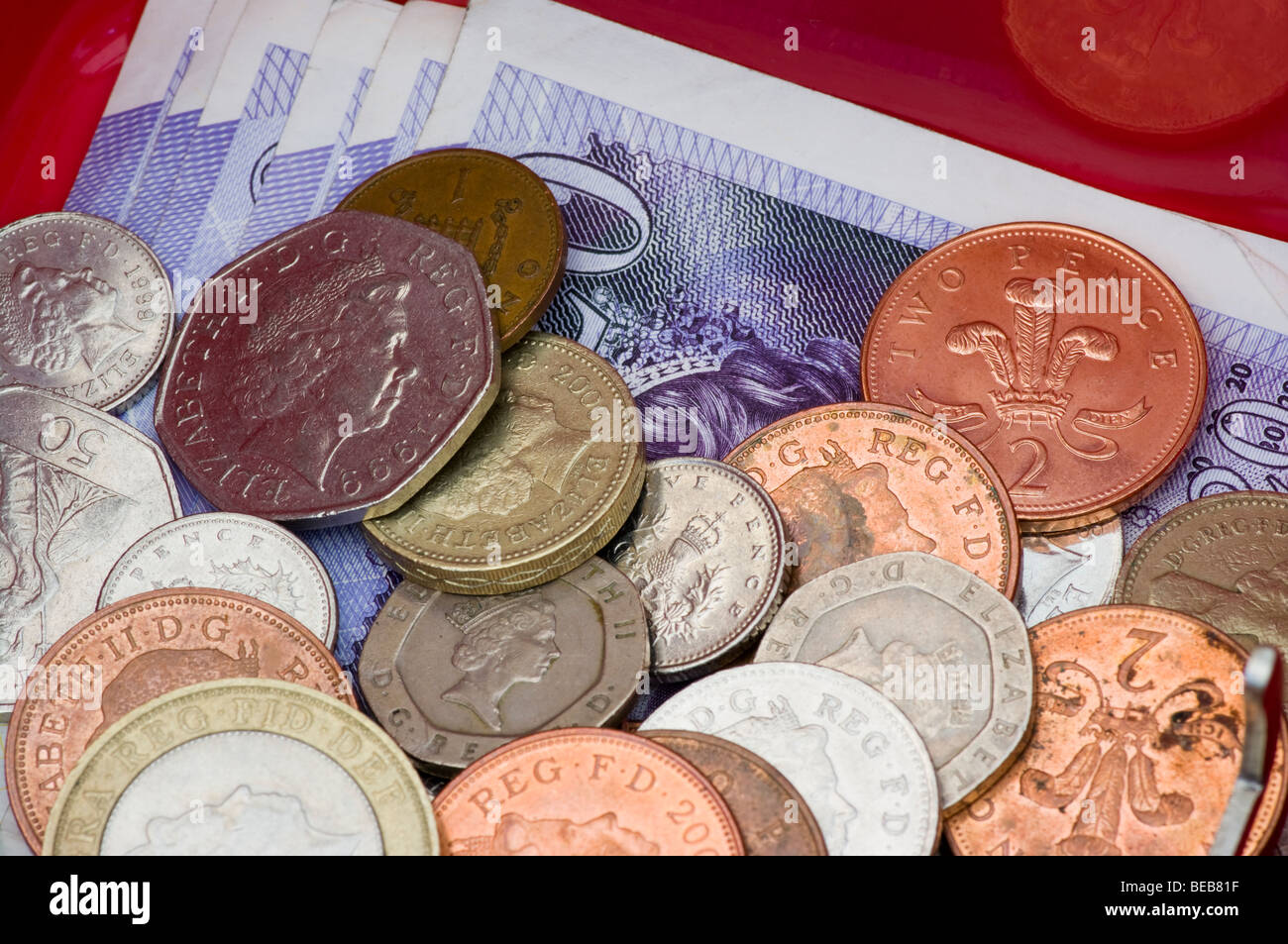 Britische Münzen und zwanzig Pfund-Noten Stockfoto