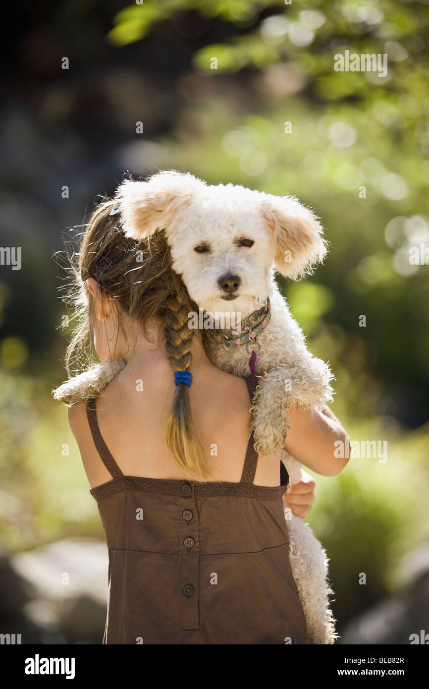 Rückansicht eines Mädchens mit ihrem Hund Stockfoto