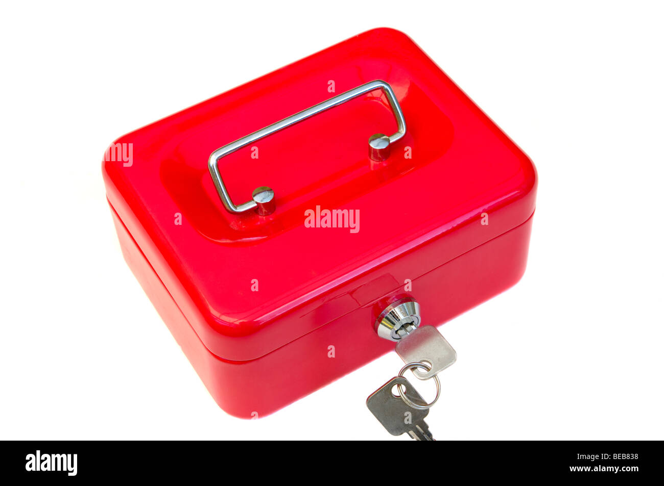 Eine rote Metall abschließbar Portokasse Box mit Schlüssel vor einem weißen Hintergrund isoliert Stockfoto