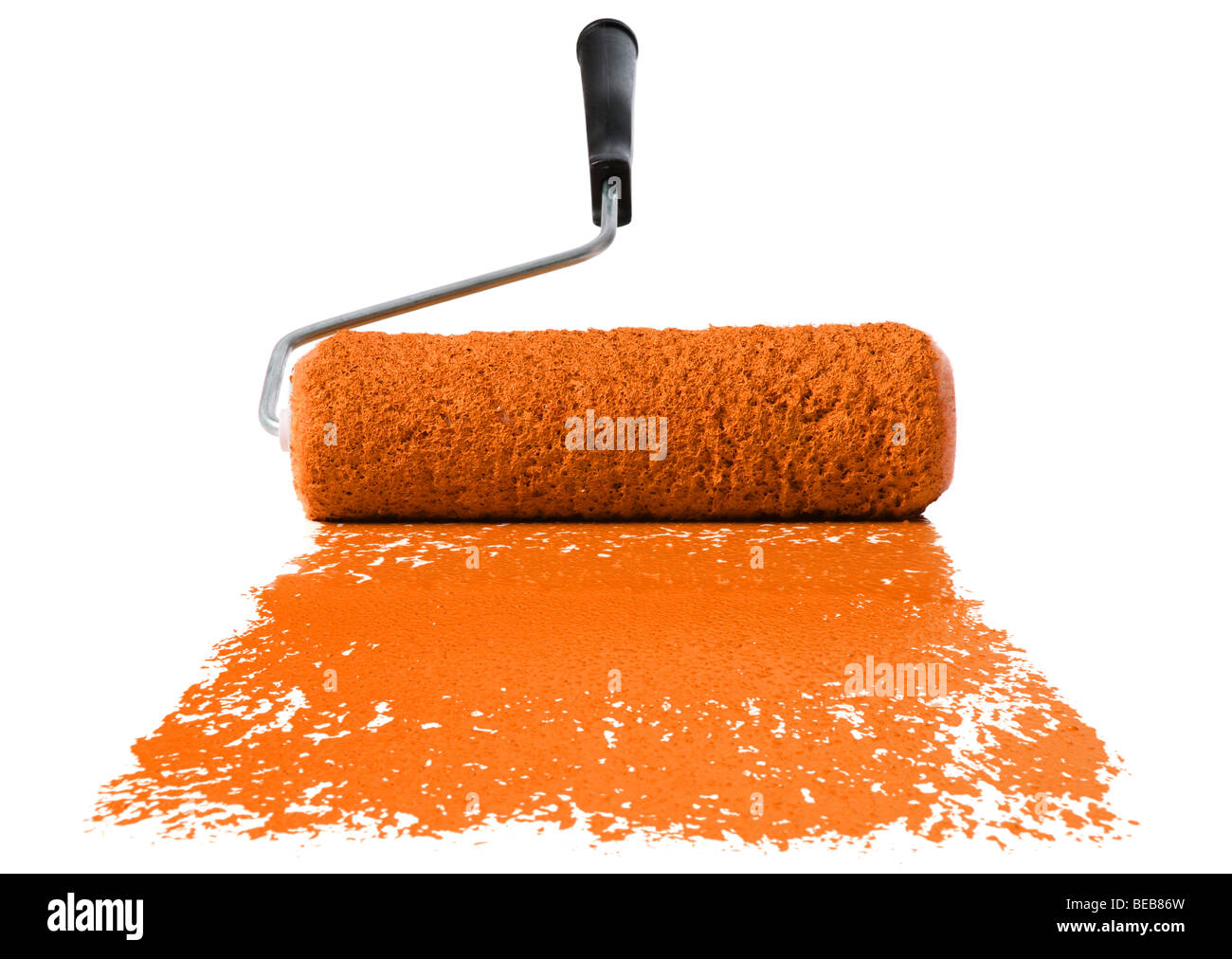 Farbroller mit orange Farbe isoliert auf weißem Hintergrund Stockfoto