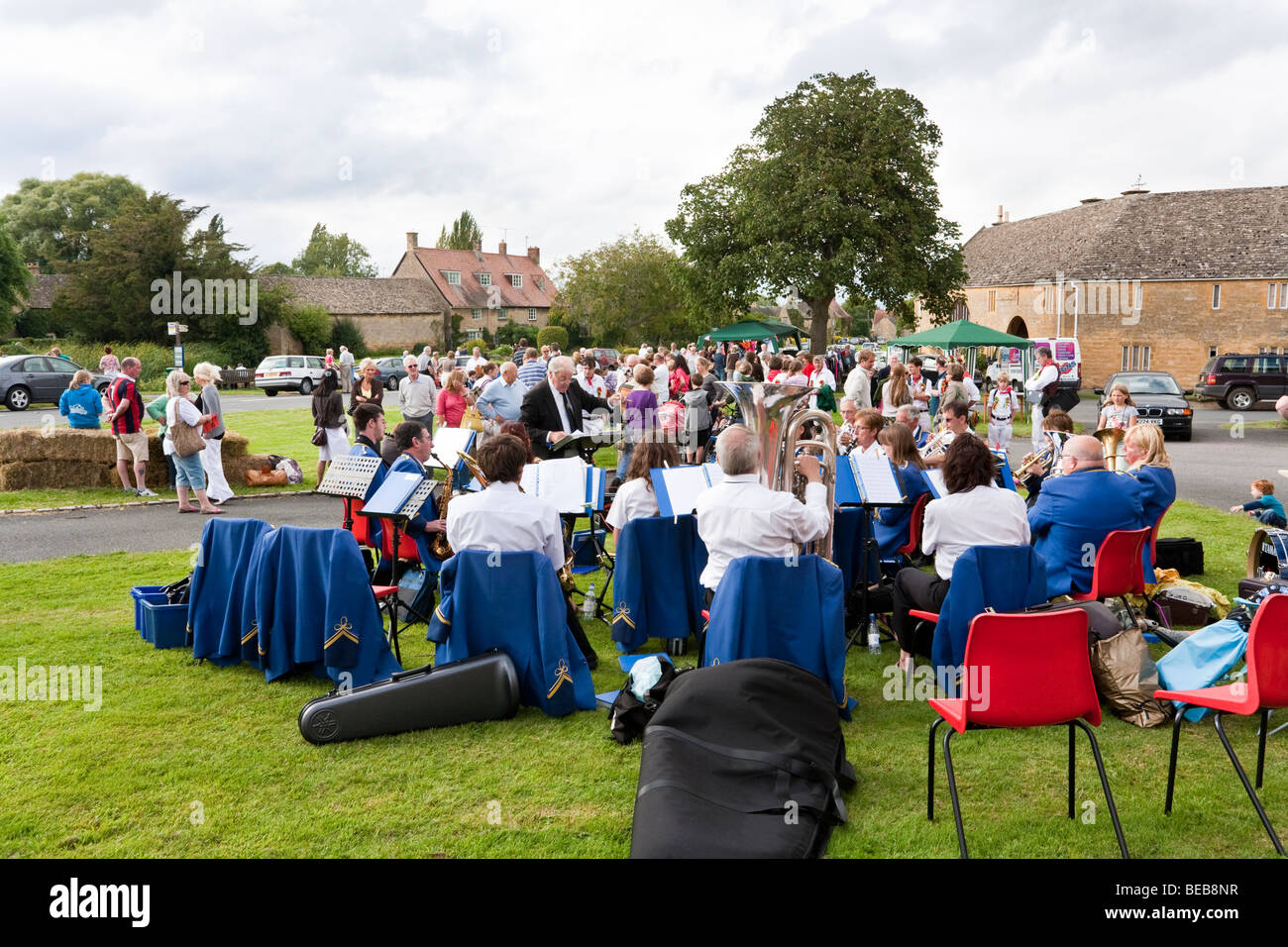 Eine Brass Band spielen bei einer Fete auf dem Dorfplatz auf August Bank Holiday in der Cotswold Dorf Willersey, Gloucestershire Stockfoto