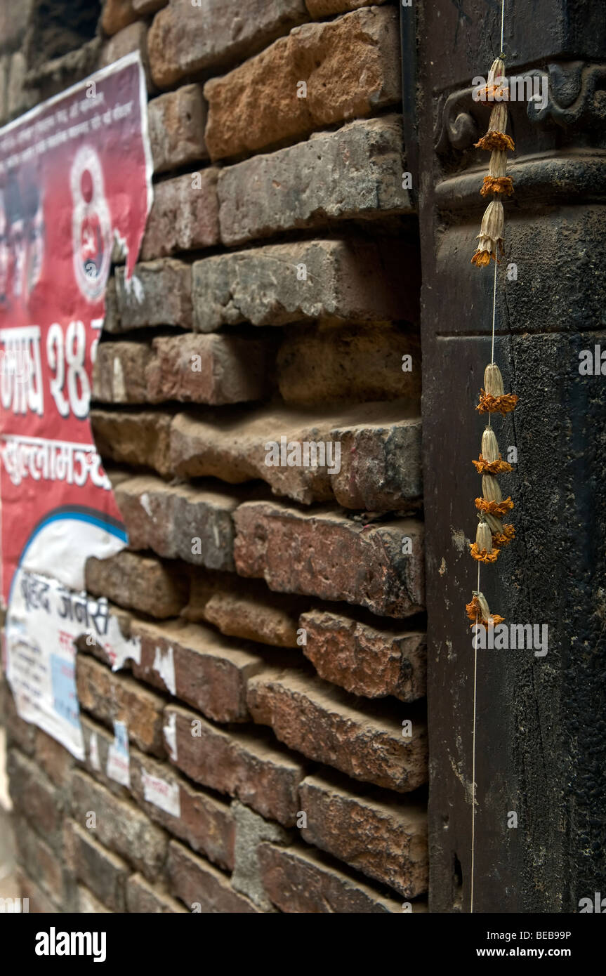 Blumen & Poster, Bhaktapur Durbar Square, Nepal Stockfoto