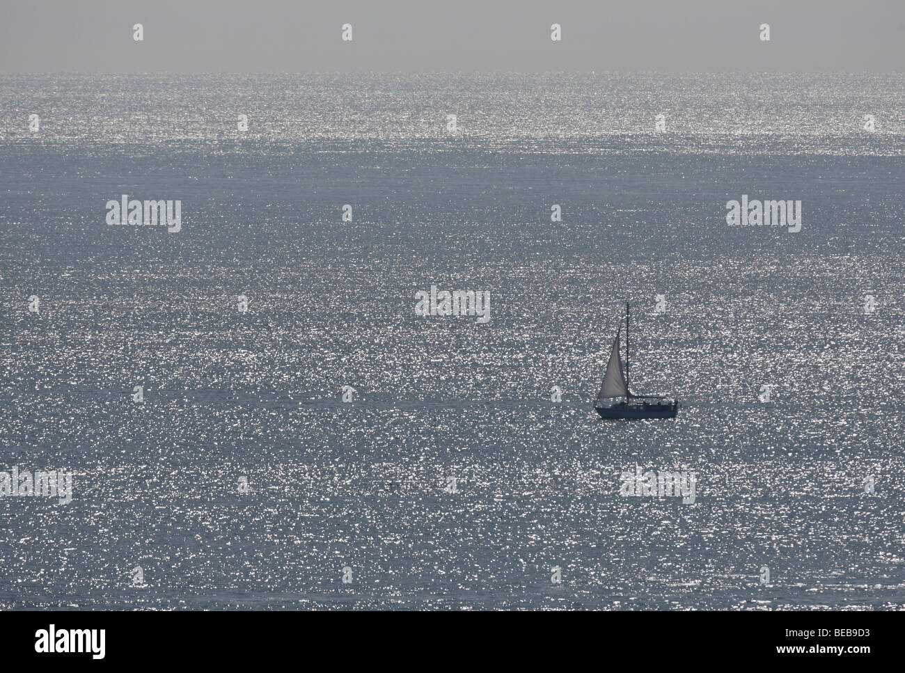 Segelyacht auf einem silbernen Meer Stockfoto