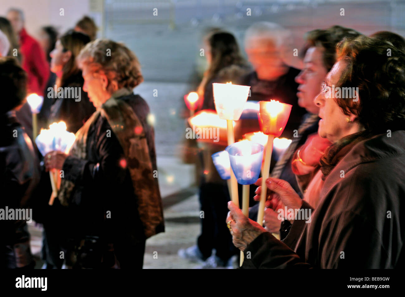 Portugal: Nächtliche leichte Kerzenprozession im Heiligtum von Fatima Stockfoto