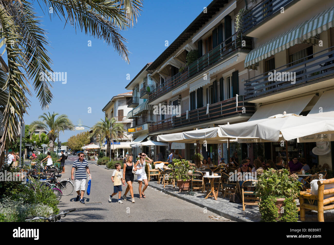 Geschäfte und Cafés auf über Versilia in der Stadt-Zentrum, Marina di Pietrasanta, Toskana, Riviera, Toskana, Italien Stockfoto