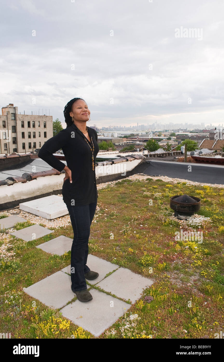 Urbane Revitalisierung Stratege, Majora Carter auf ihrem grünen Dach in der South Bronx. Stockfoto Urbane Revitalisierung Stratege, Majora Carter auf ihrem grünen Dach in der South Bronx. Stockfoto