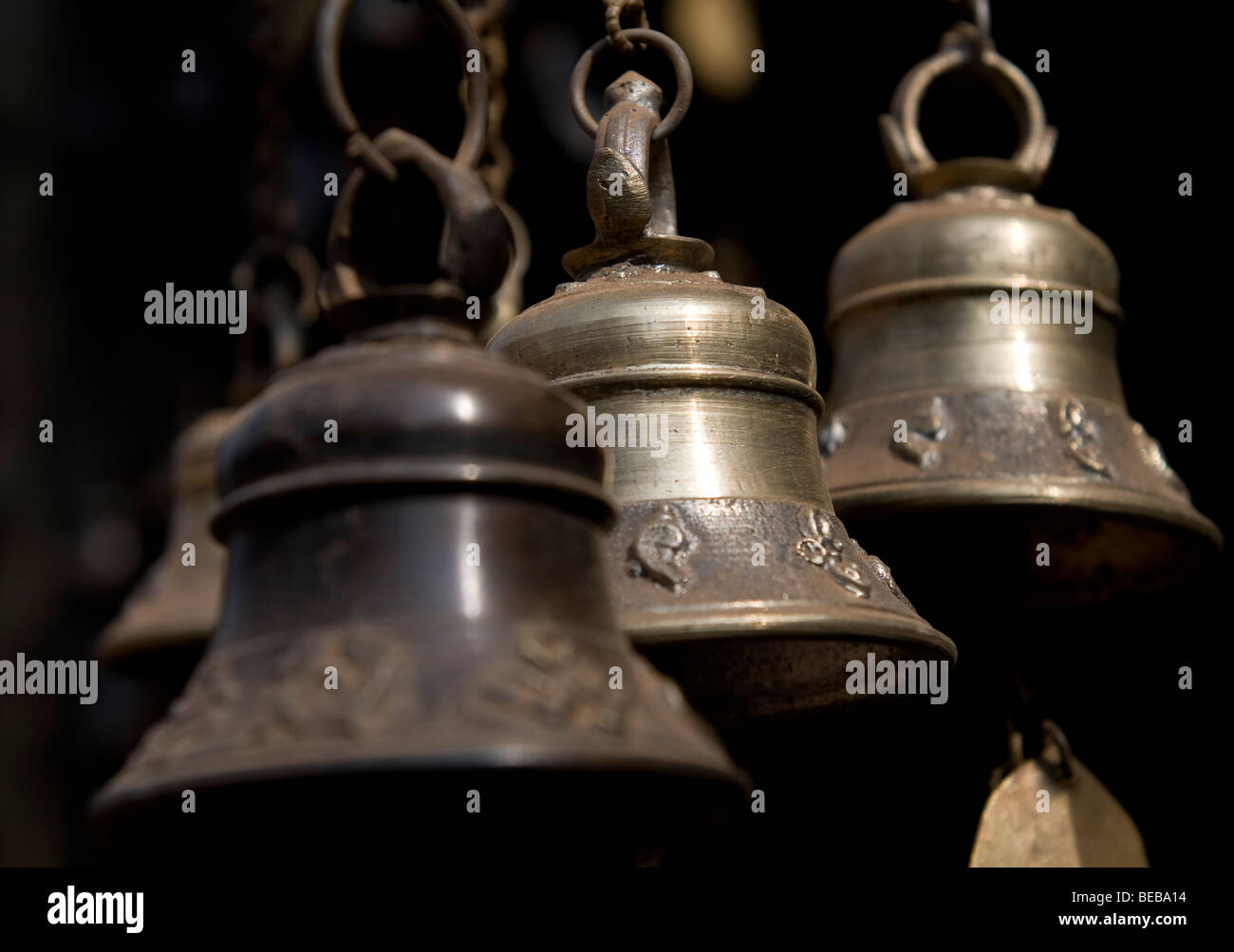Messing Glocken hängen in einem lokalen Markt Bhaktapur, Nepal Stockfoto