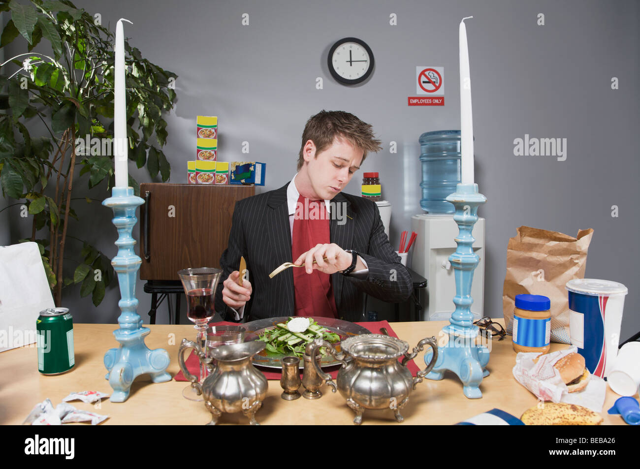 Geschäftsmann, überprüfen der Zeit in der Mittagspause Stockfoto