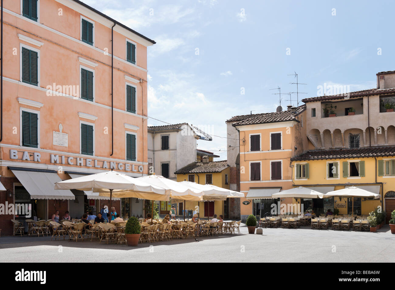 Café an der Piazza del Duomo blickte Via Stagio Stagi, Pietrasanta, toskanischen Riviera, Italien Stockfoto